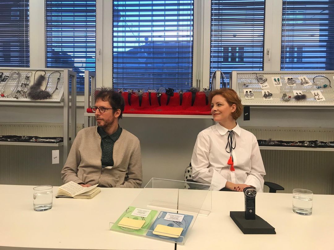 Snimka književne tribine na kojoj je gošća bila autorica Korana Svilar (Serdarević)