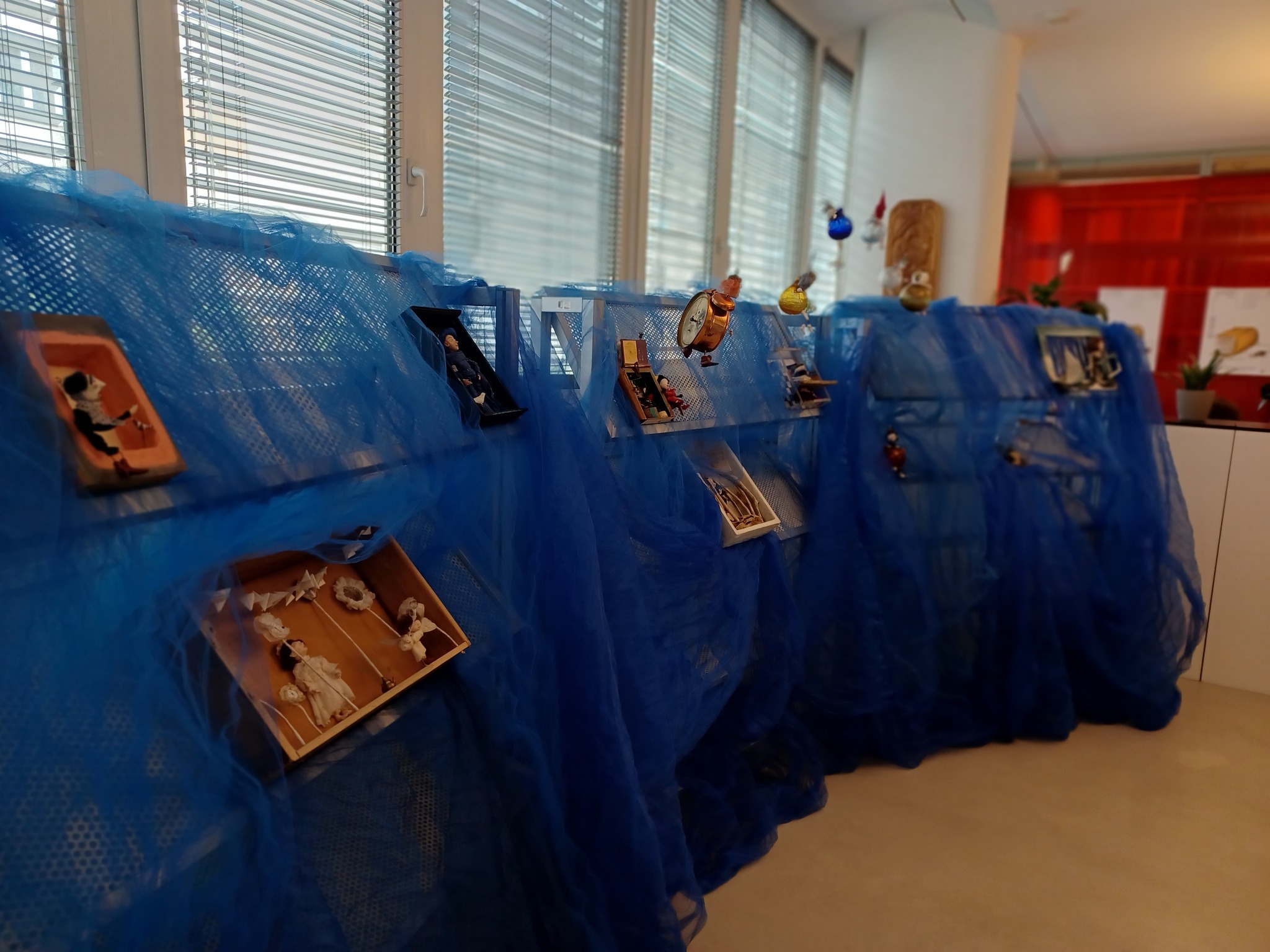 O lutkama i svjetlu u prolazu